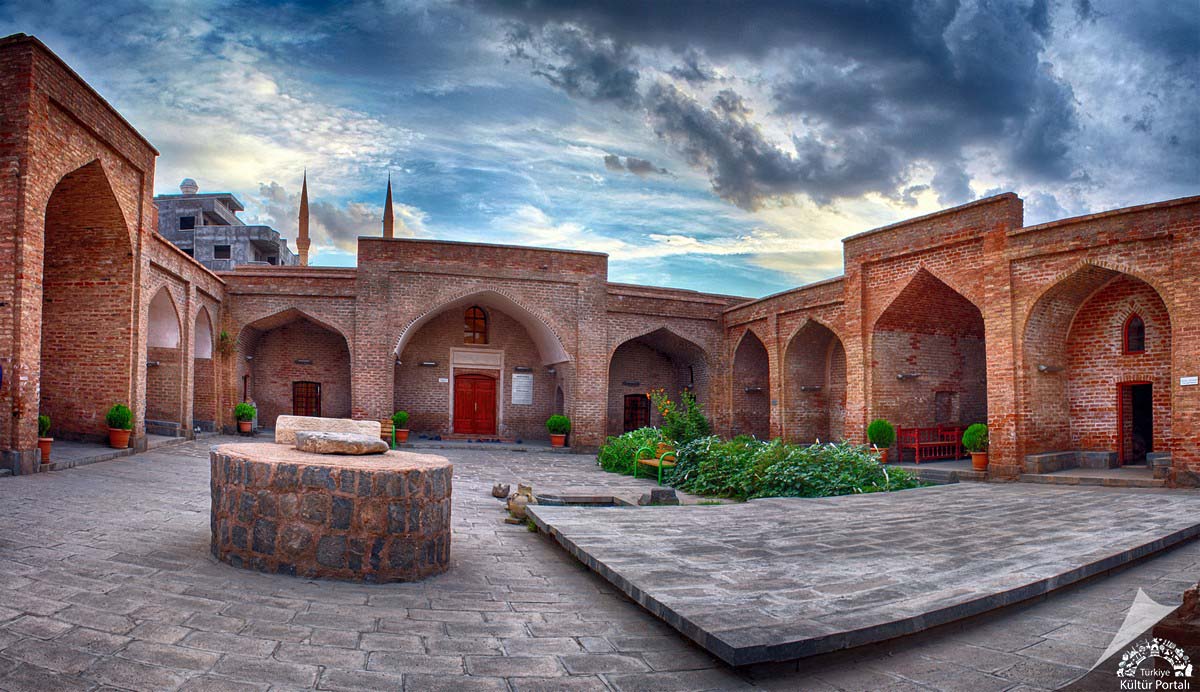 Kırmızı Medrese 2 Kırmızı Medrese