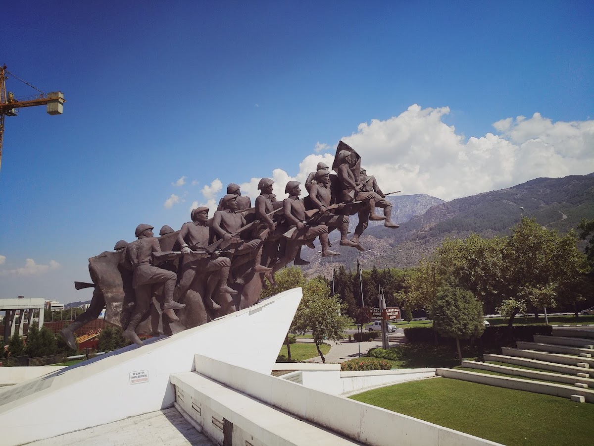 Çanakkale Şehitleri Anıtı ve Atatürk Sergi Salonu