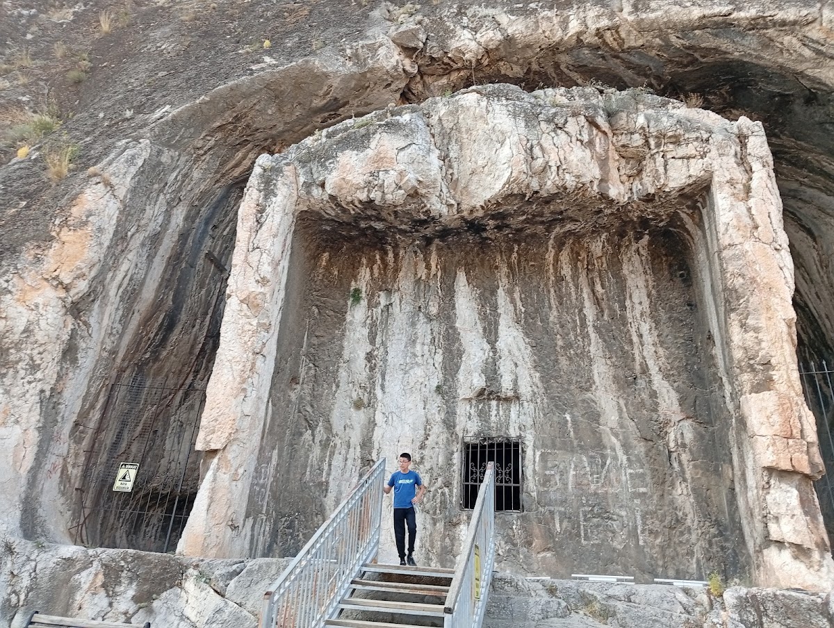Aynalı Mağara