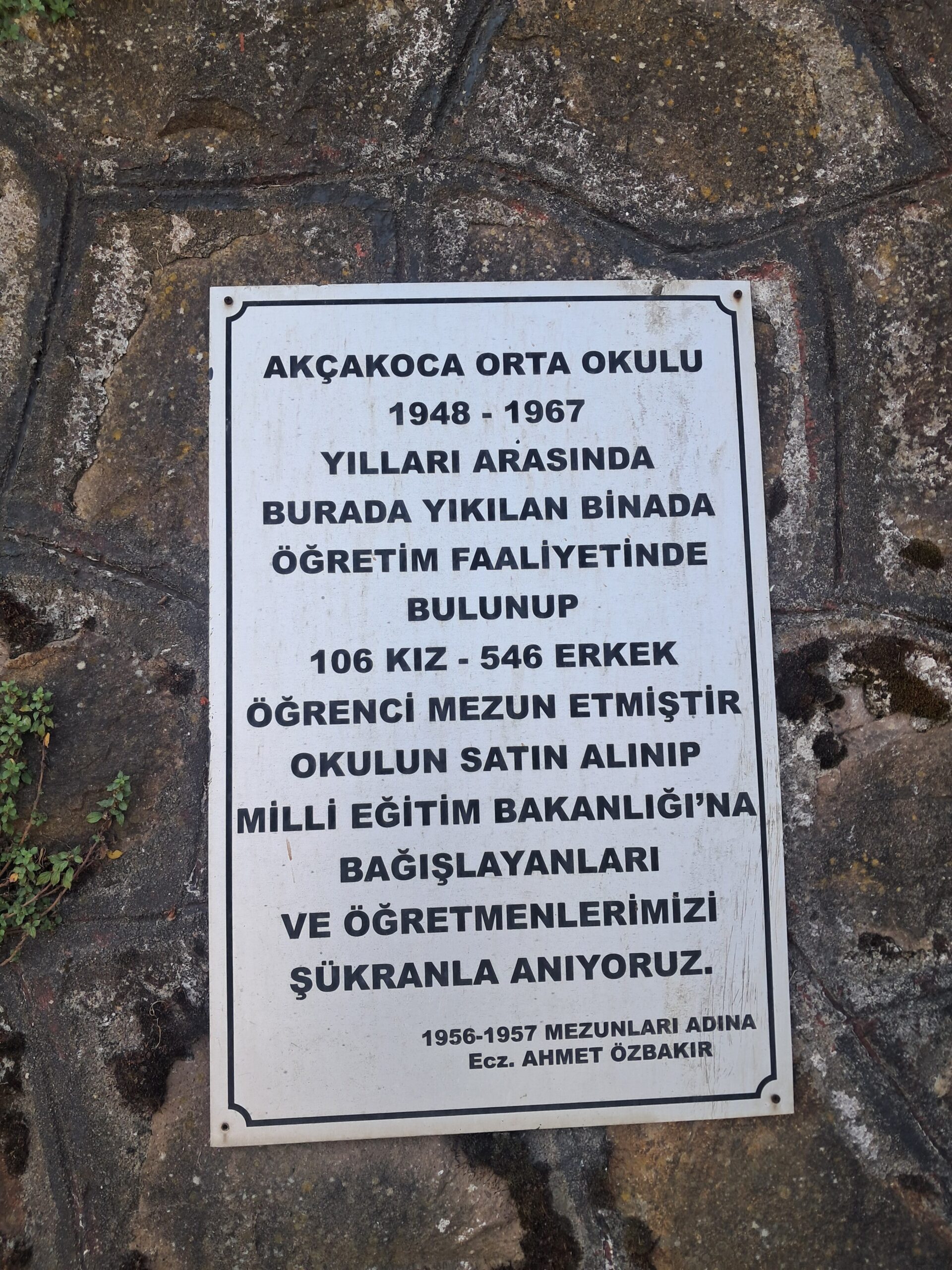 Akçakoca Ortaokulu’nun olduğu alanda bulunan bilgi panosu