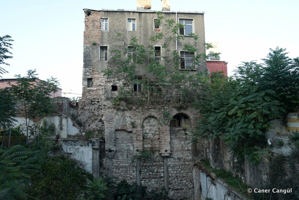 Alayköşkü Caddesindeki Üç Dönem Katmanlı Yapı