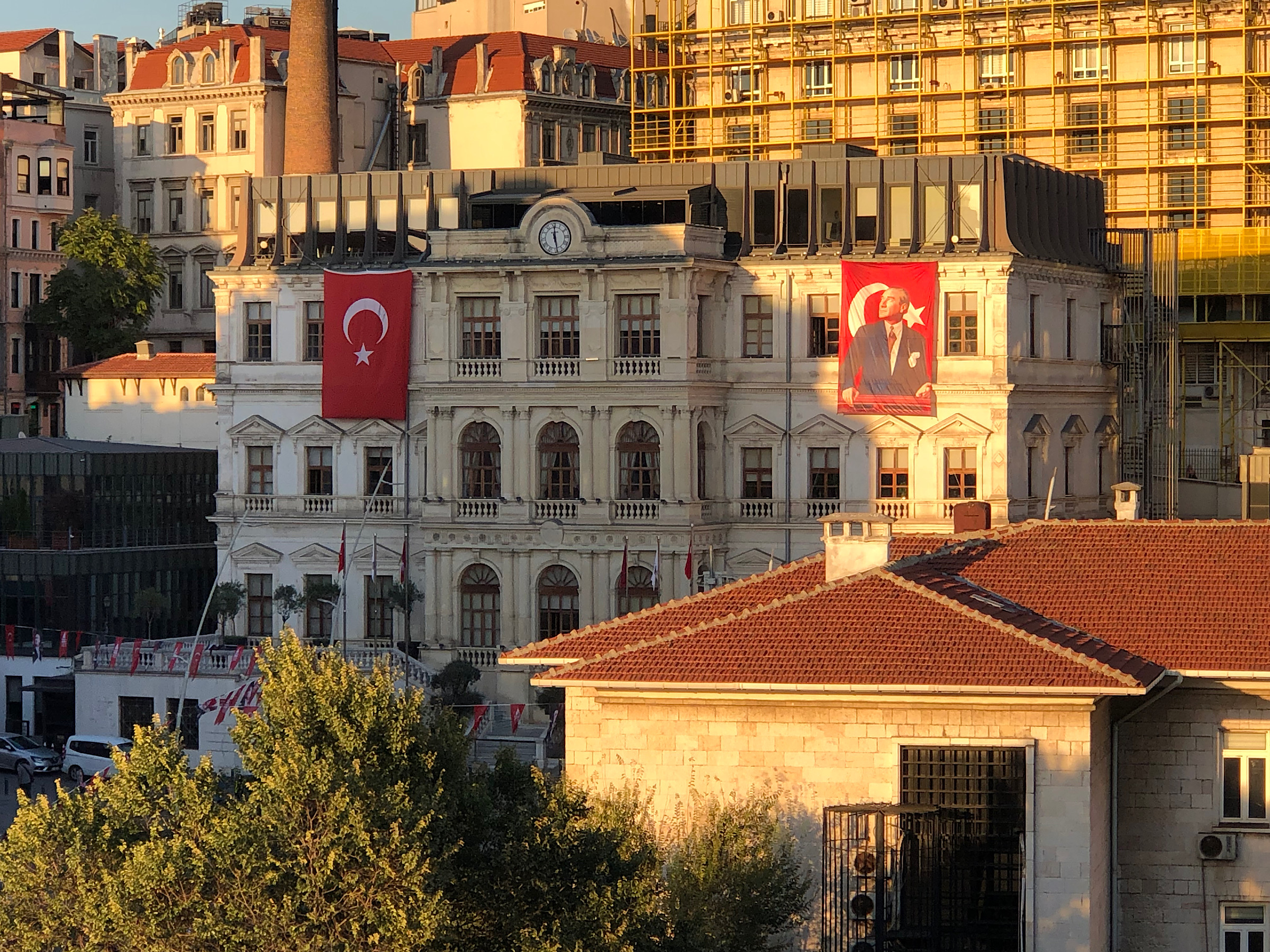 Frej Apartmanı’ndan Altıncı Daire-i Belediye Binası