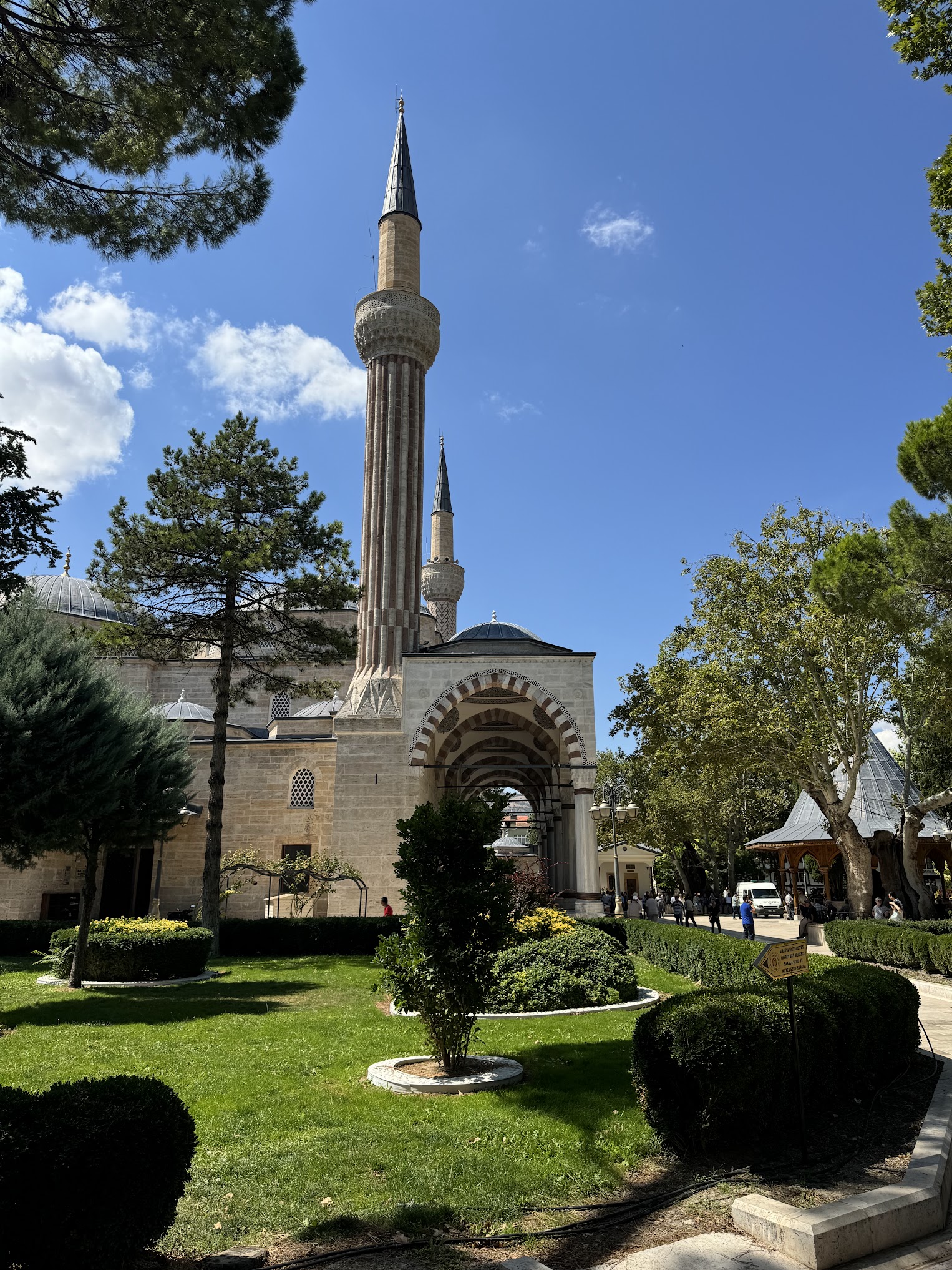 1485-1486 yıllarında inşa edilen Sultan II. Bayezid Camii’nin dikkat çekici iki minaresi: Soldaki minarenin gövdesi dikey yivli, sağdaki ise zikzak taş dekorludur.