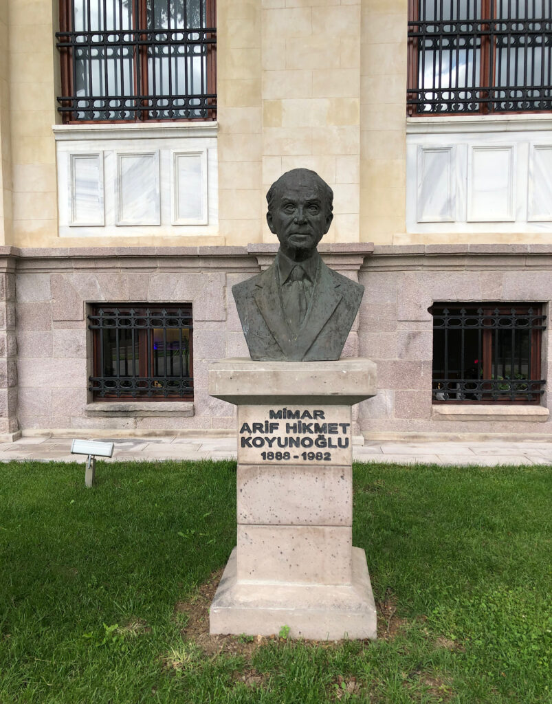 Arif Hikmet Koyunoğlu Büstü