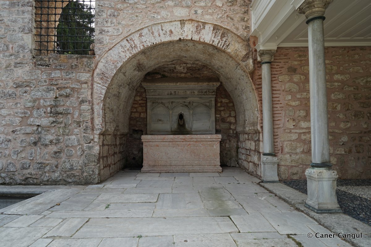 Topkapı Sarayı Aslanlı Bahçe Duvar Çeşmesi