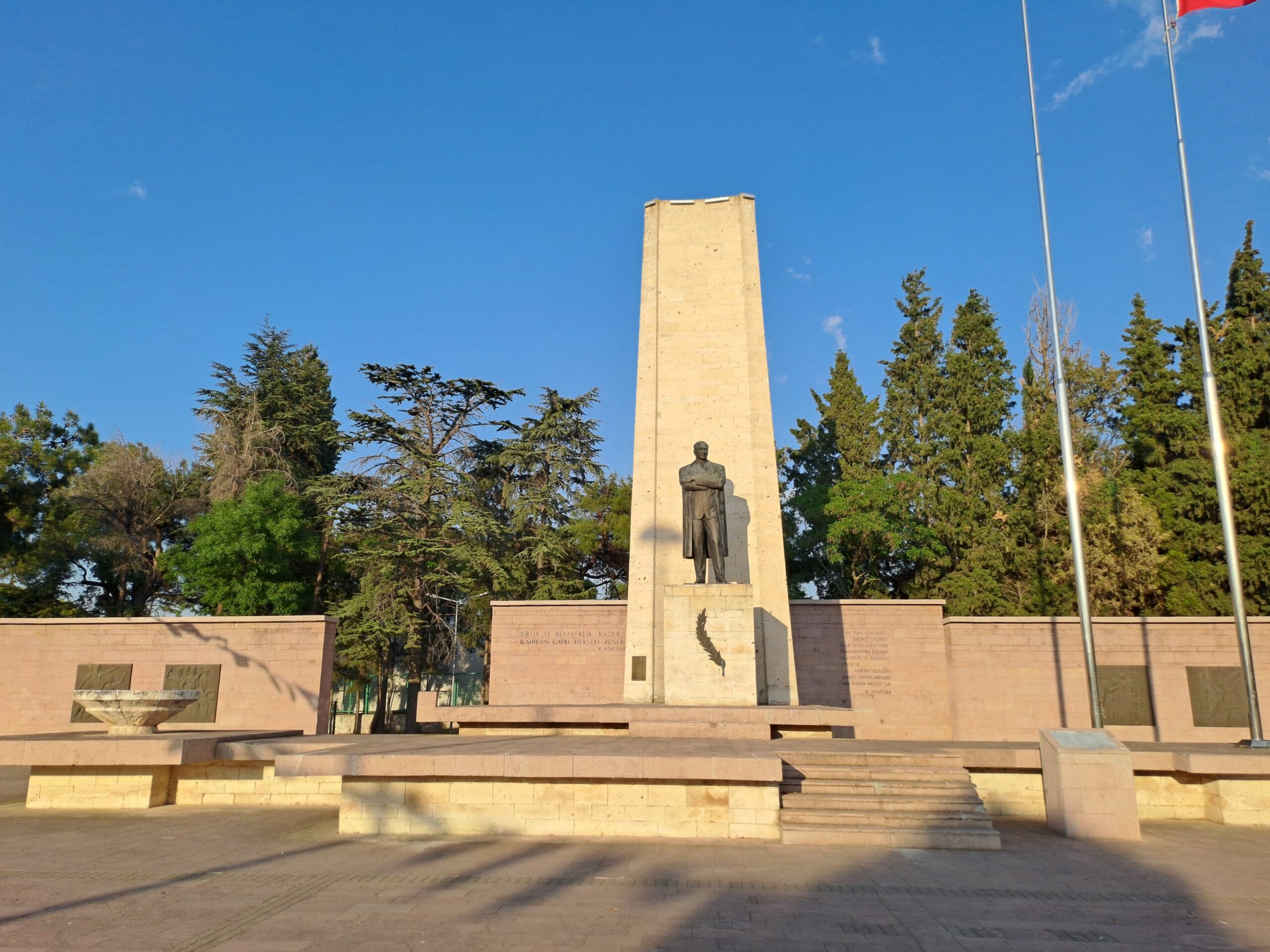 Atatürk Anıtı, Balıkesir