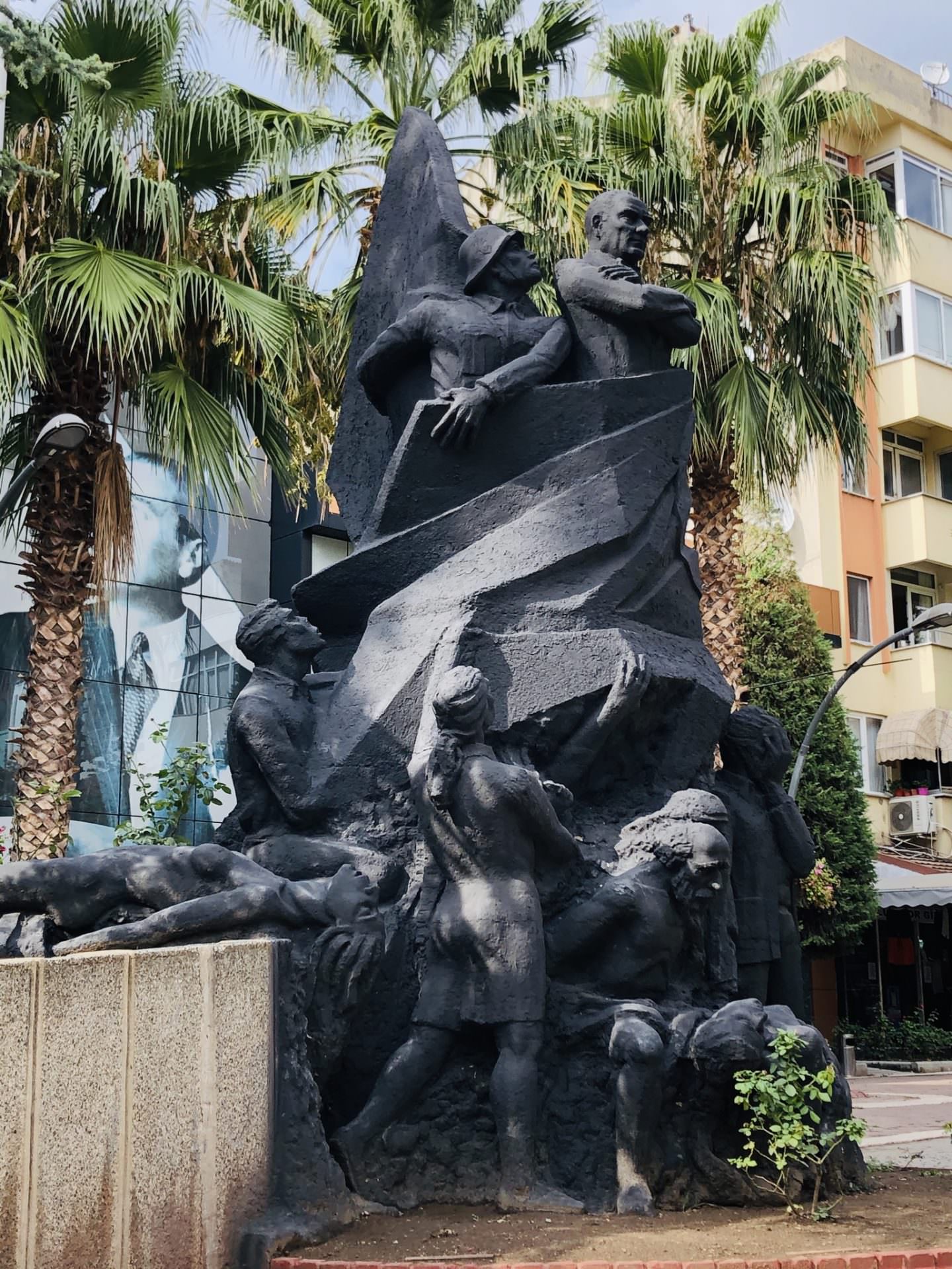 Atatürk Anıtı , Erdek