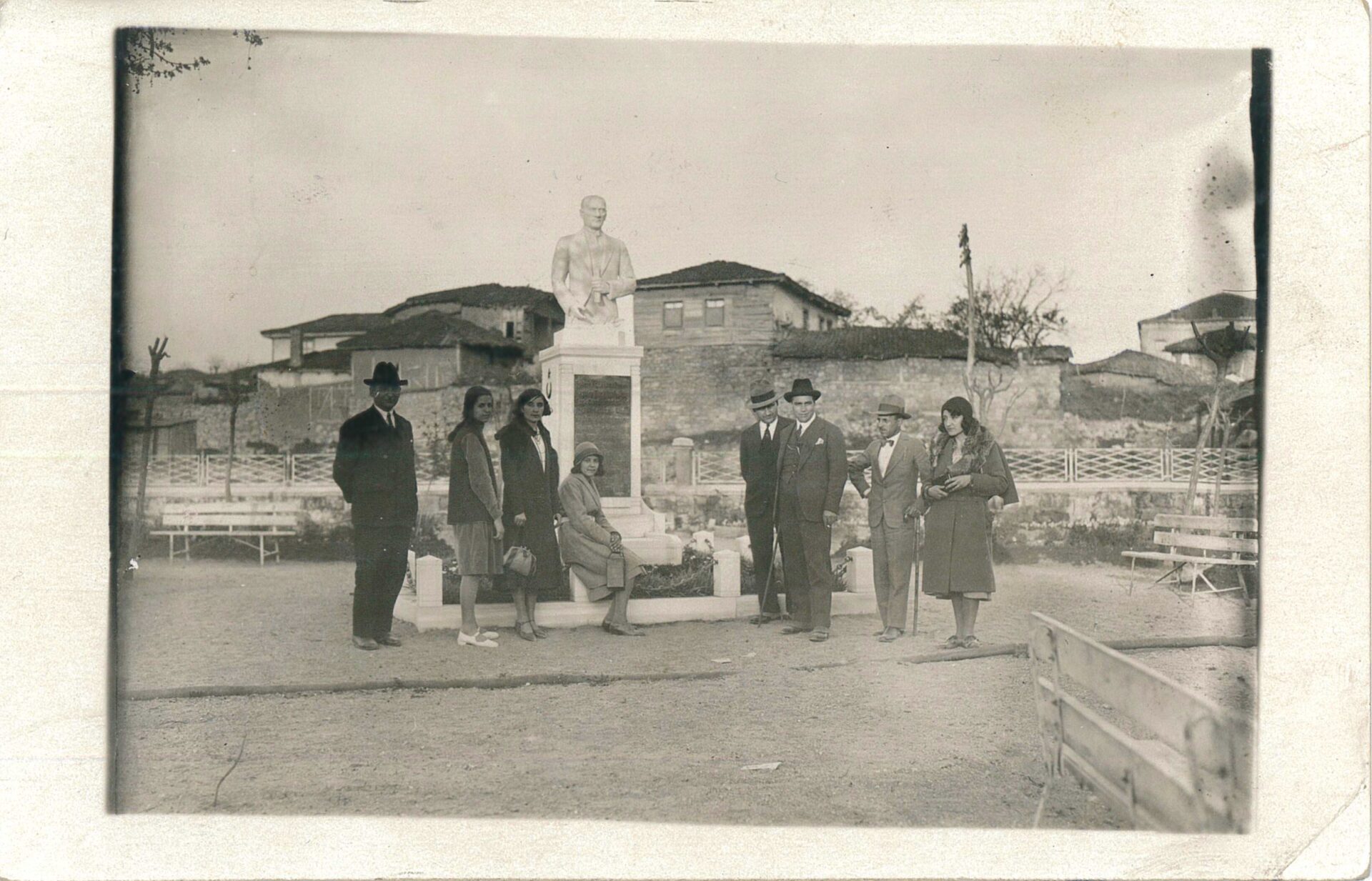 Atatürk Anıtı’nın açıldığı ilk zamanlardaki halini gösteren kartpostal, 1931’den önce