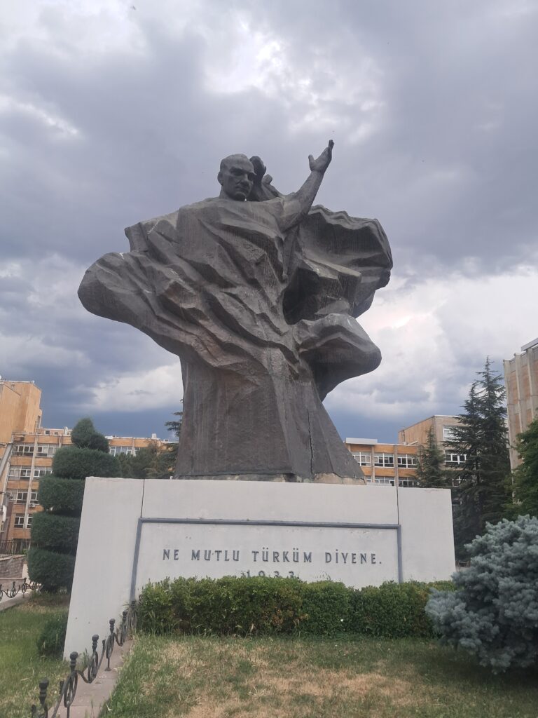 Bayraklaşan Atatürk Anıtı