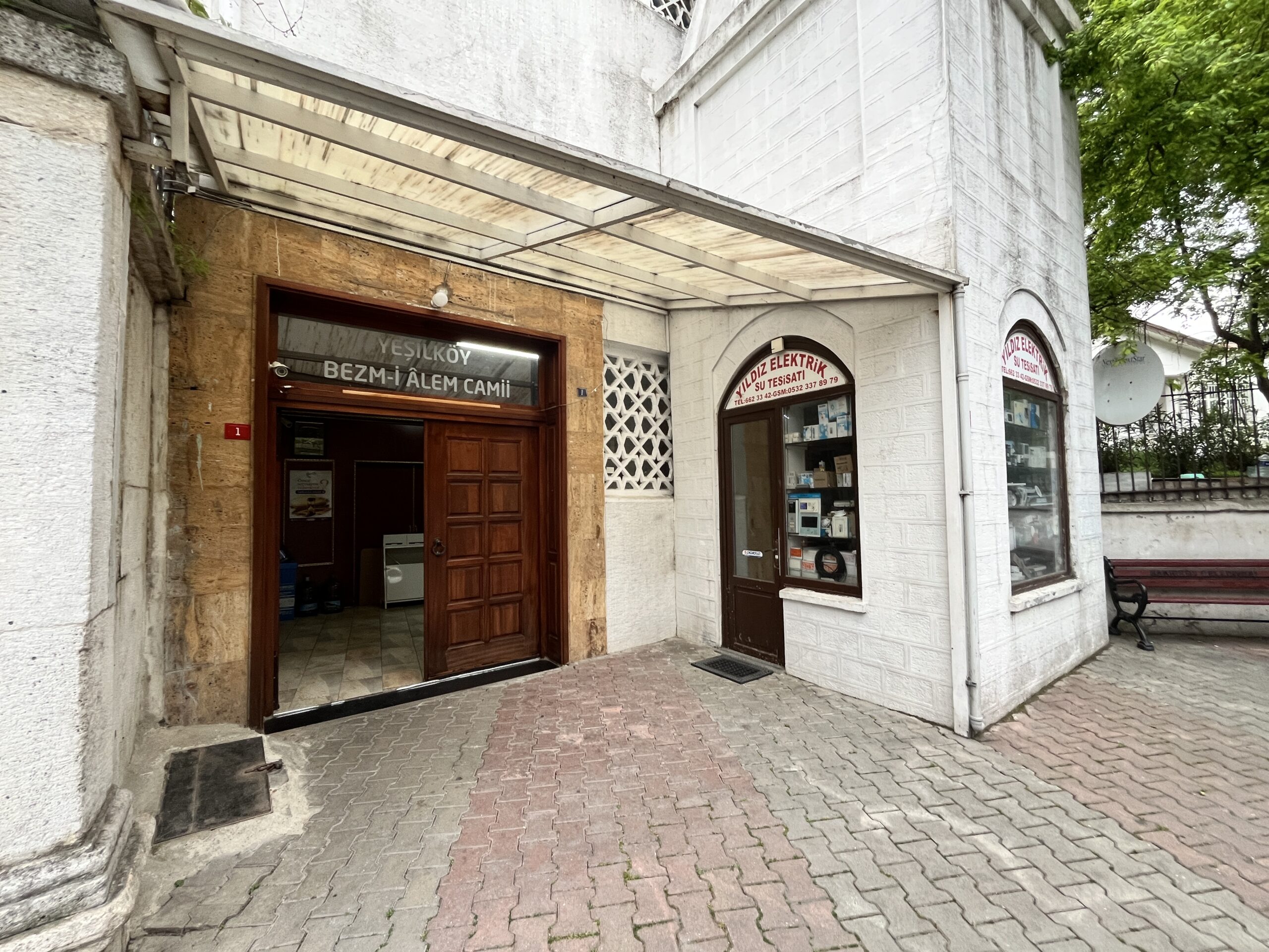 https://commons.wikimedia.org/wiki/File:Yeşilköy_Bezmi_Alem_Camii_05.jpg