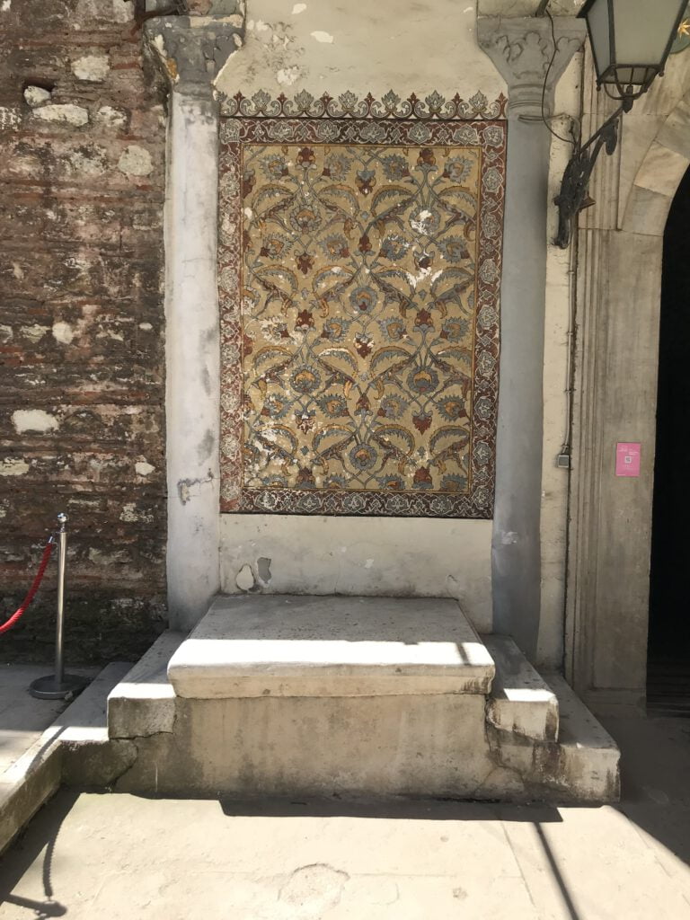 Binek Taşı, Aya İrini