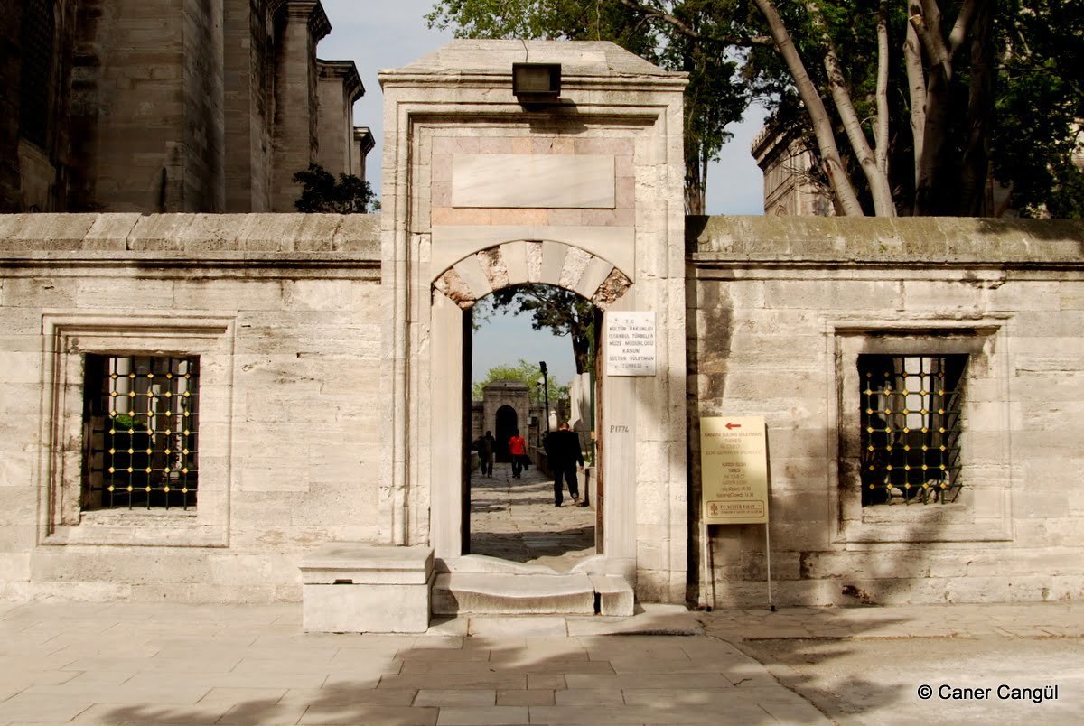 Binek Taşı, Süleymaniye Camii Türbeler Kapısı