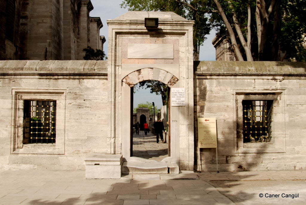 Binek Taşı, Süleymaniye Camii Türbeler Kapısı