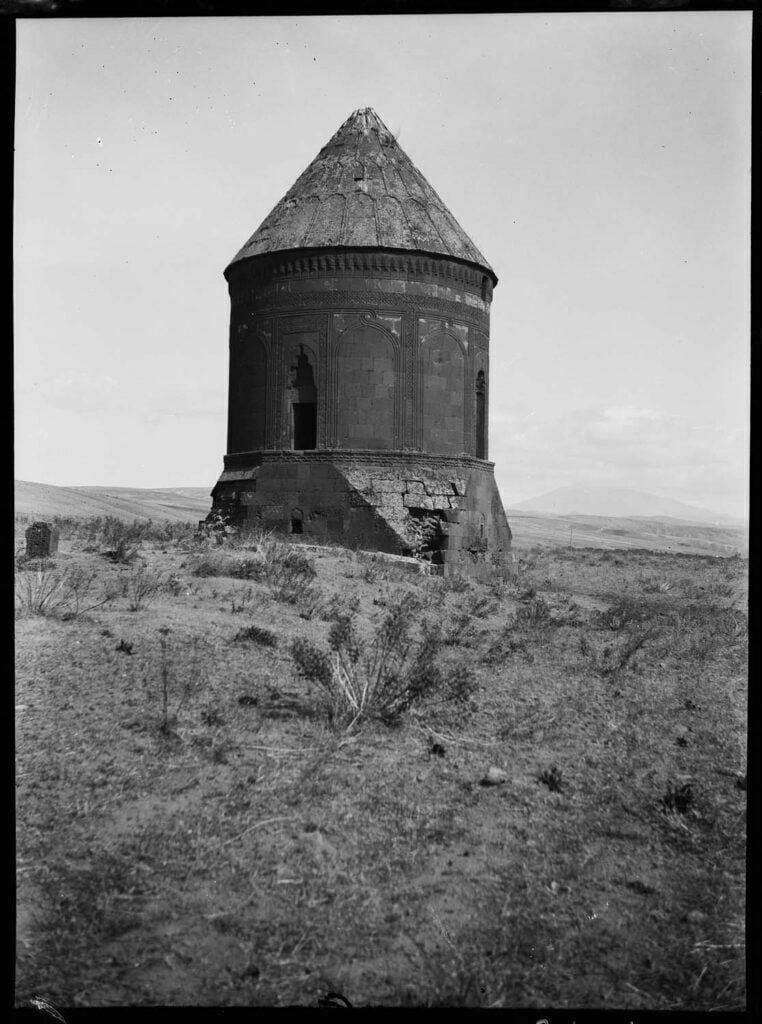 Buğatay Aka-Şirin Hatun Kümbeti