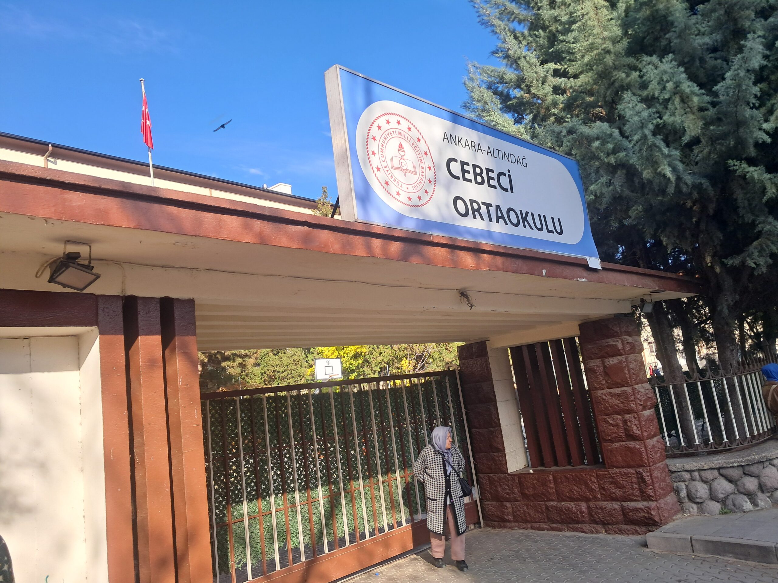 Cebeci Ortaokulu Girişi