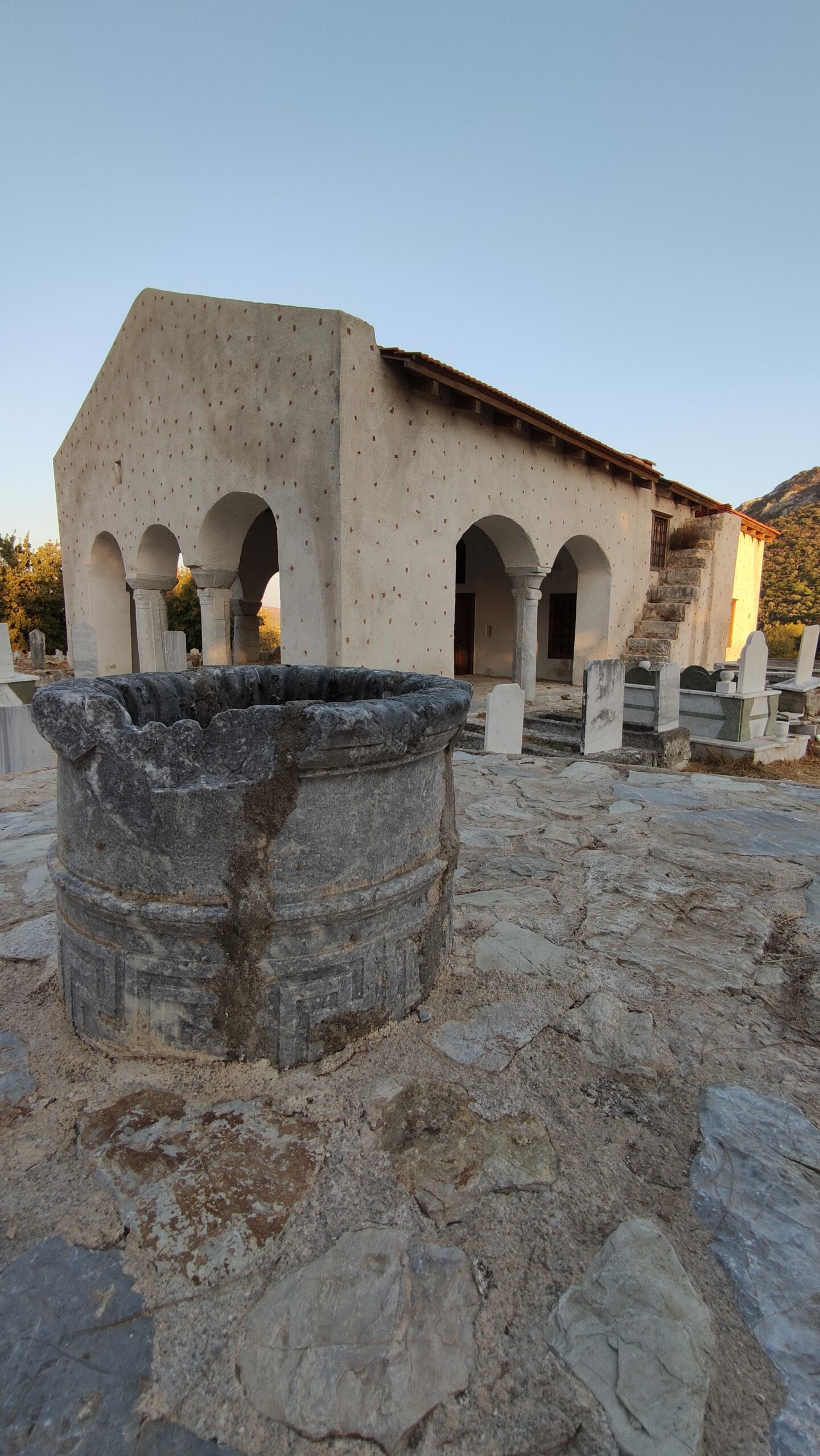 Meander Motifli Devşirme Kuyu, Çeşmeköy Camii