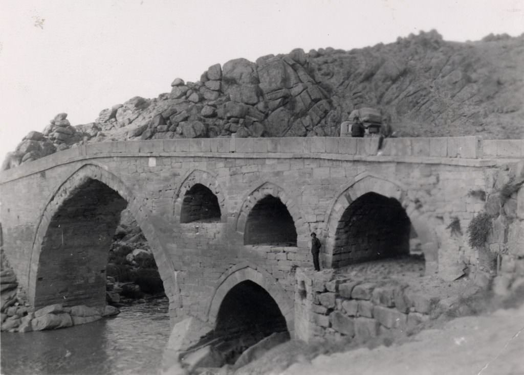 Çeşnigir Köprüsü