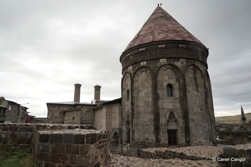 Çifte Minareli Medrese Kümbeti