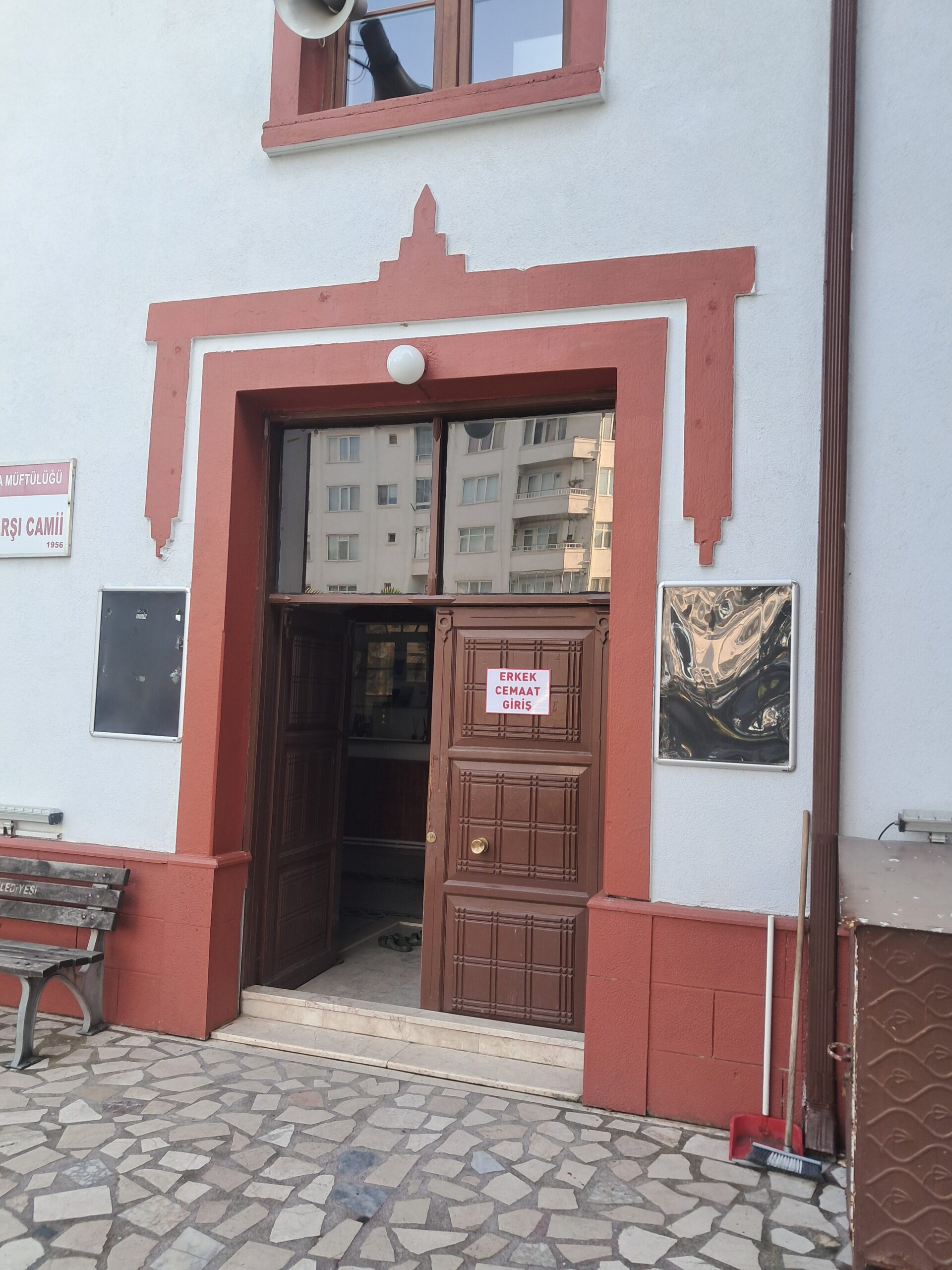 Çuhallı Çarşı Camii batı girişi