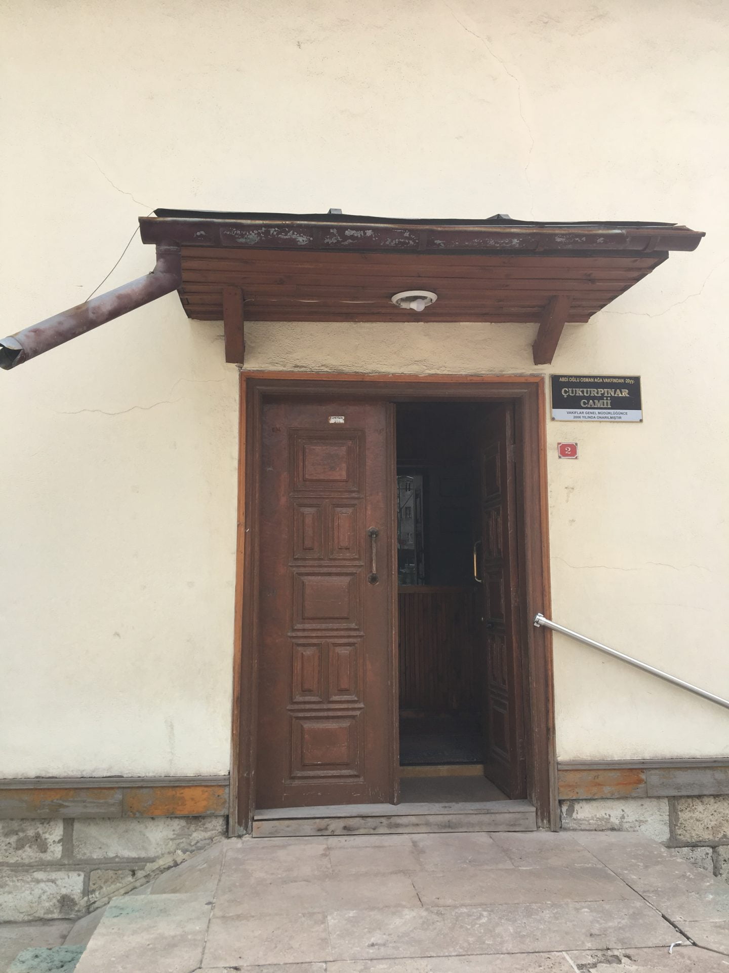 Çukurpınar Camii’nin sundurmalı kapısı