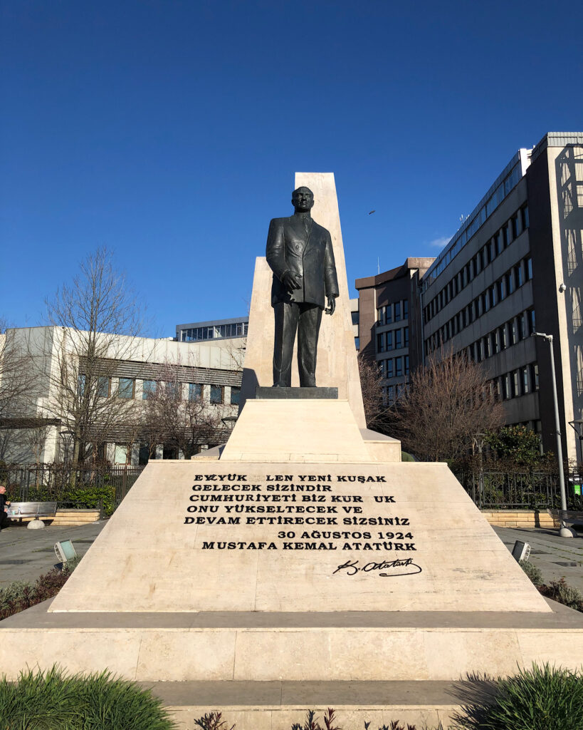 Cumhuriyet Devrimleri ve Atatürk Anıtı, Kadıköy