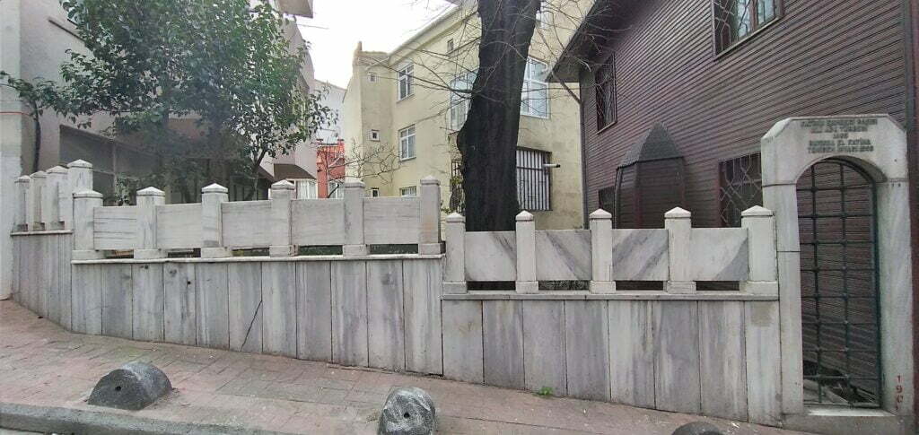 Ekmekçibaşı Ali Ağa Kabri ve Haziresi