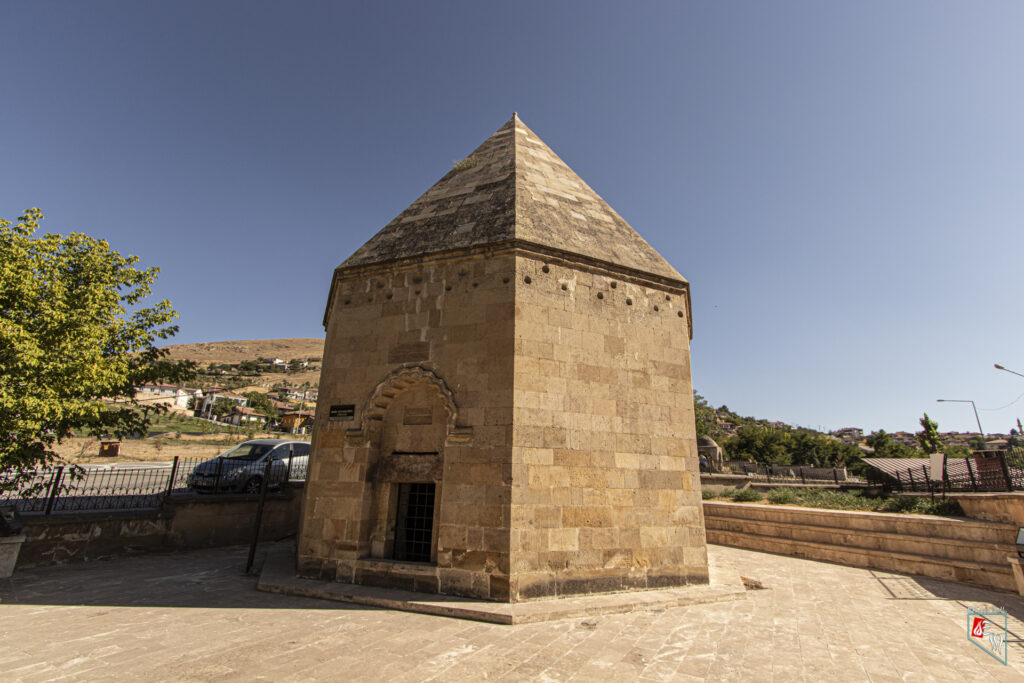 Emir Kamereddin Kümbeti