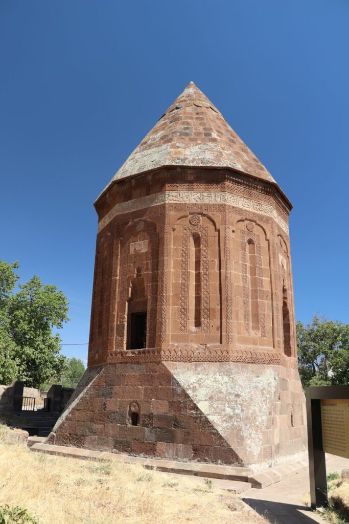Erzen Hatun Kümbeti