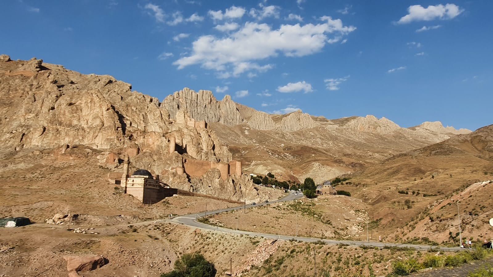 Solda Eski Bayezıd Camii, Ortada Urartu Kalesi ve sağda Ahmed-i Hani Türbesi.