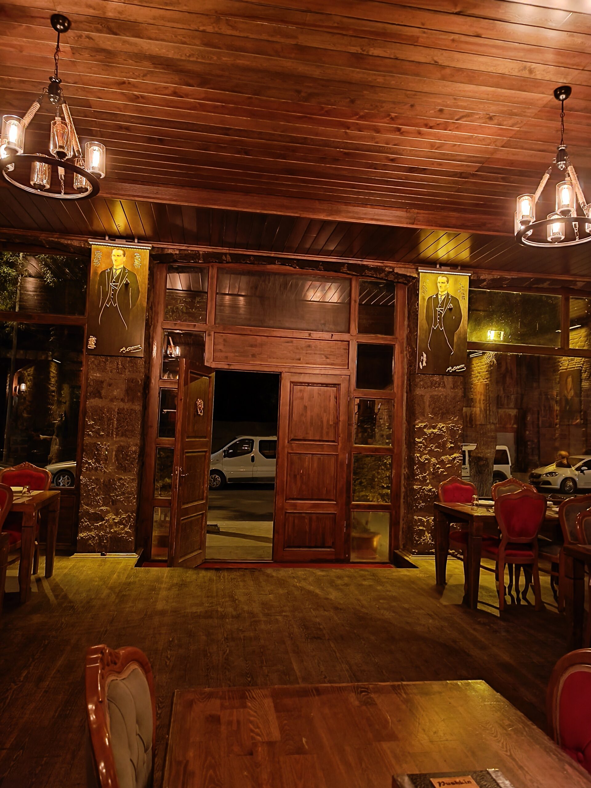 Restoran olarak hizmet vermektedir.