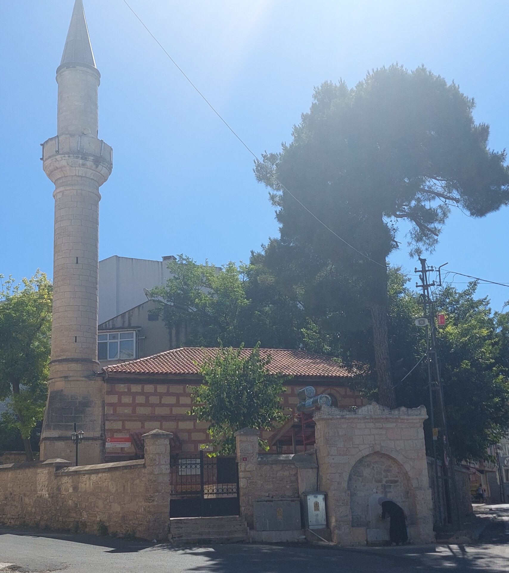 Paşa Camii ve önünde Paşa Çeşmesi