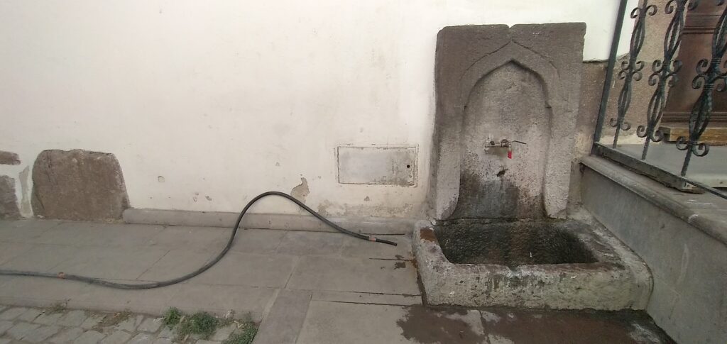 Hacı Arap Mescidi Soldaki Çeşme
