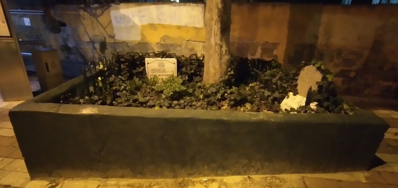 Hatemi Efendi Namazgahı Önündeki Kabir
