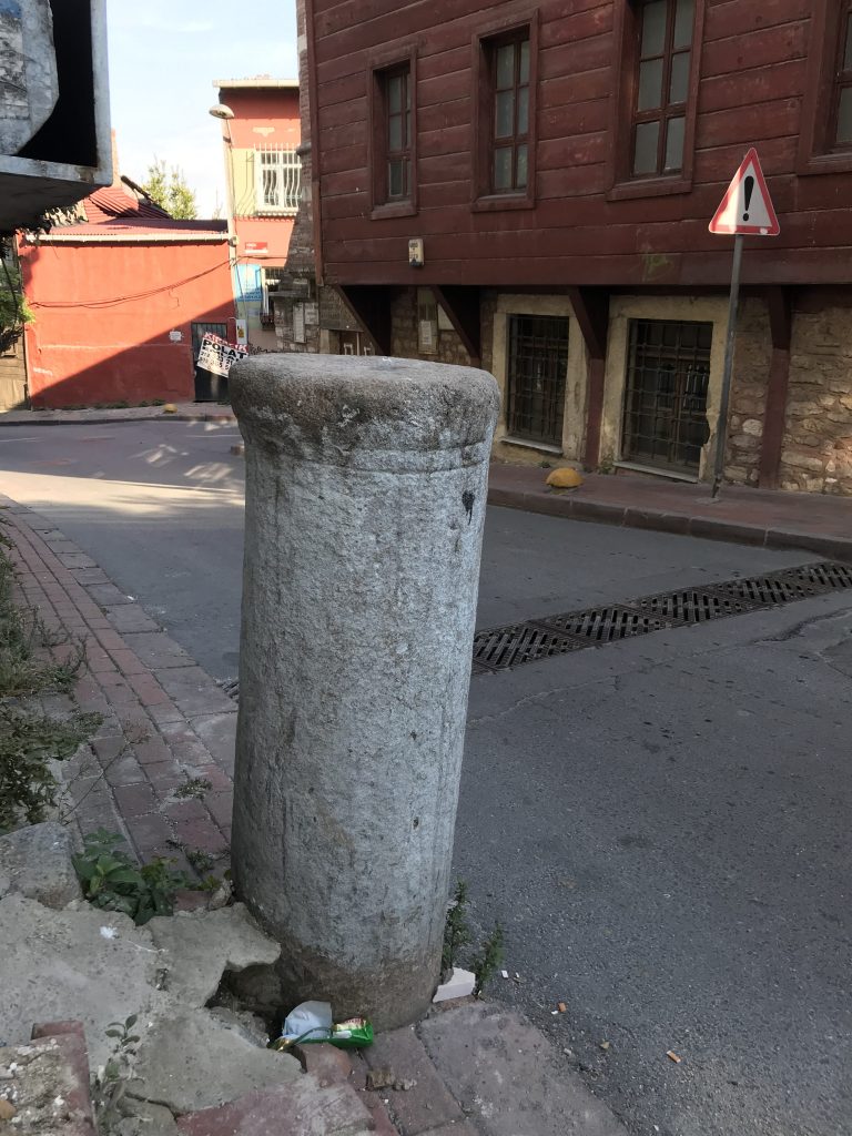 Hoca Kasım Günani Camii Girişi Karşısındaki Sadaka Taşı