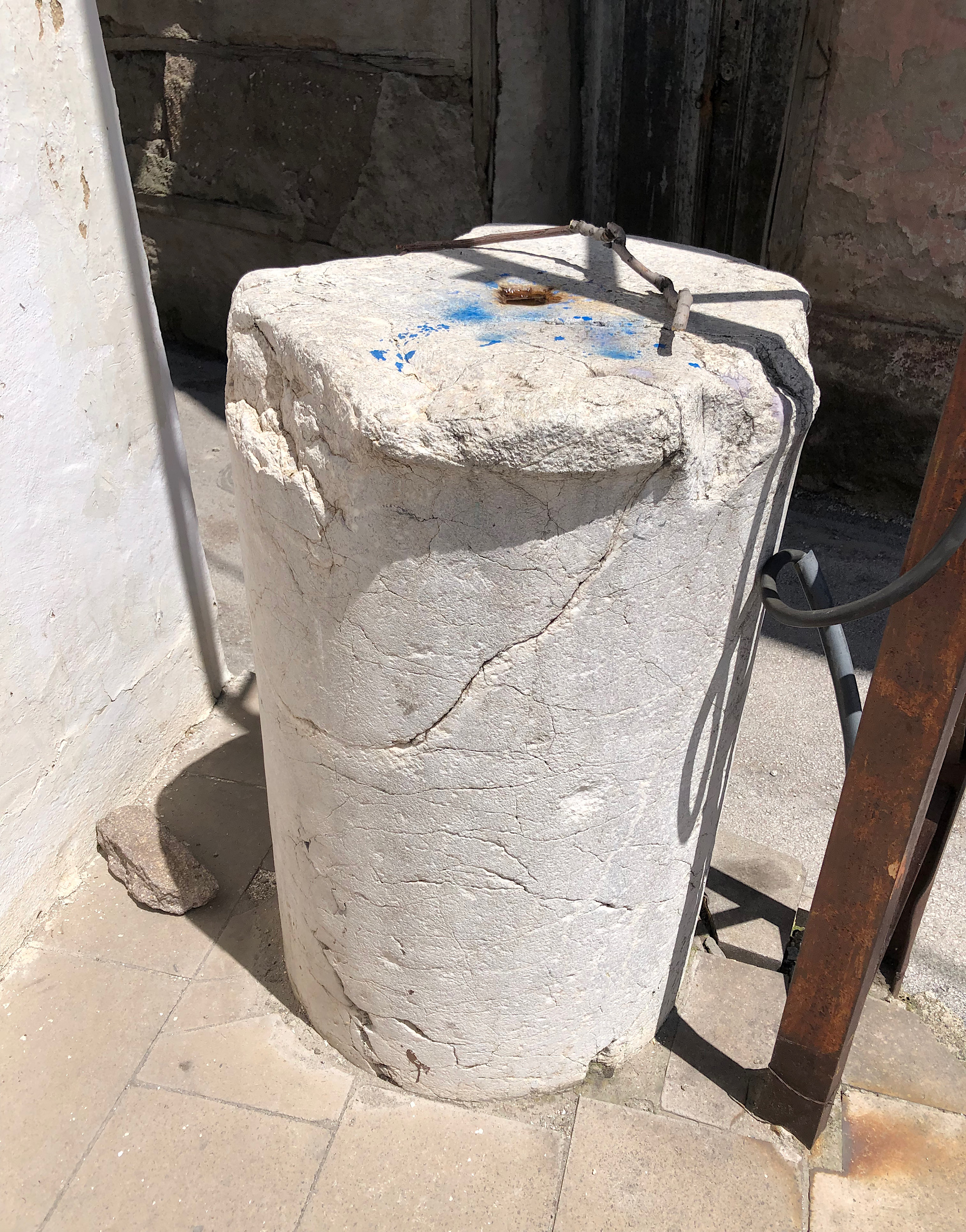 Hundi Hoca Camii Sadaka Taşı