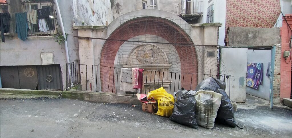 II. Mahmut Çeşmesi, Karakurum Sokak