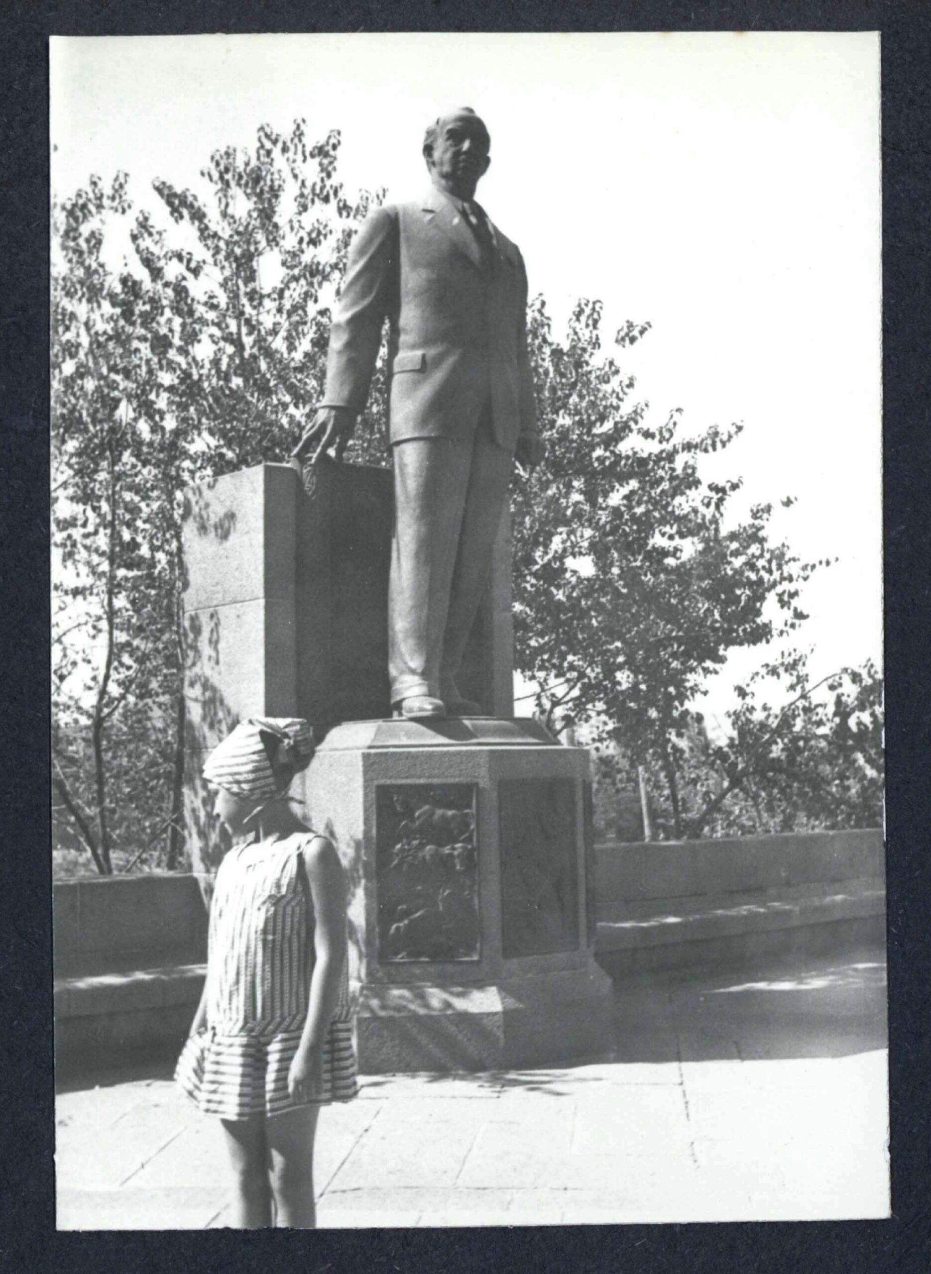 İsmet İnönü Heykeli, Ziraat (Bir Ailenin Seyahat Fotoğraflarından)