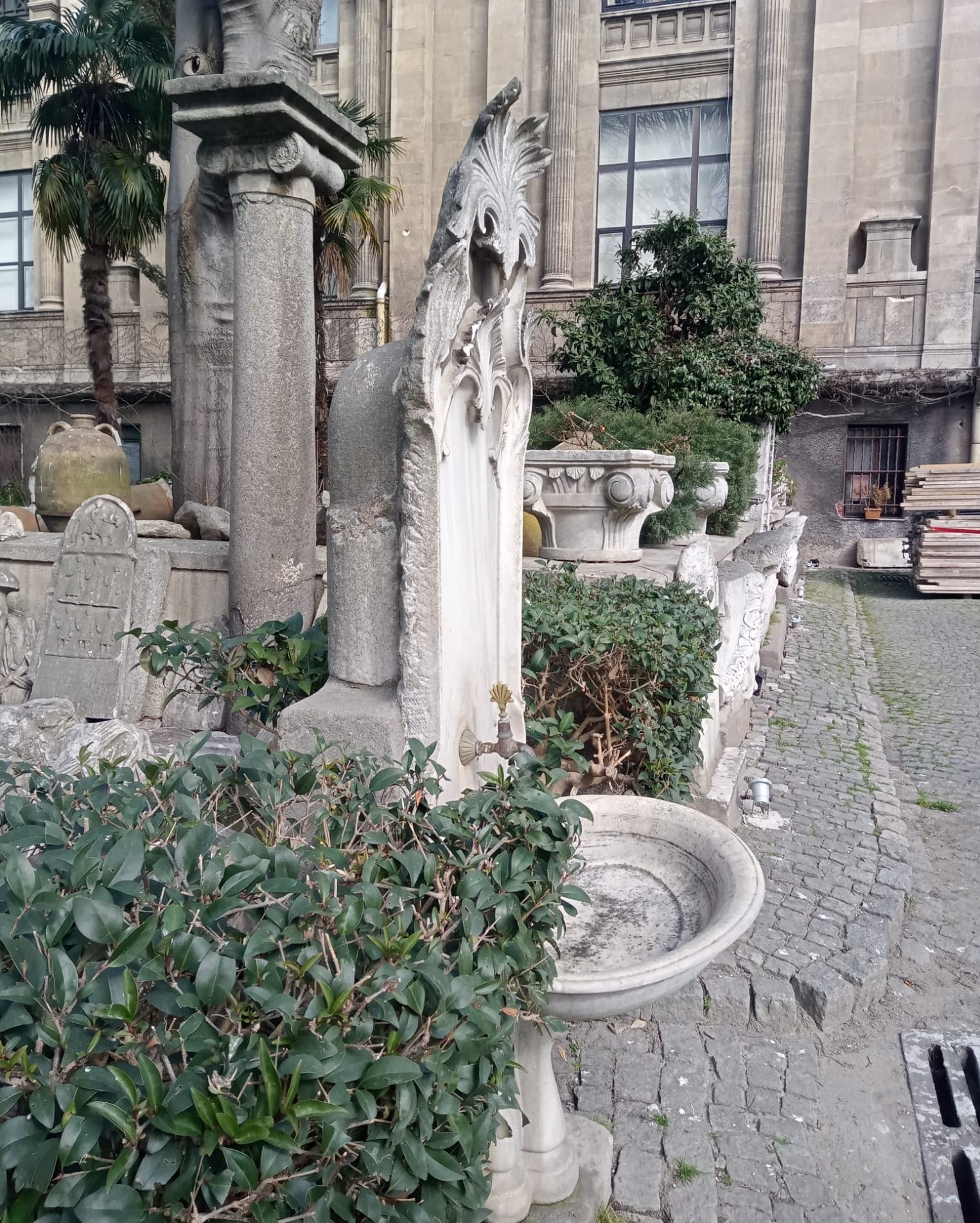 İstanbul Arkeoloji Müzesi Avlusundaki Çeşme