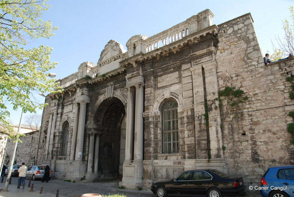 İstanbul Üniversitesi Süleymaniye Kapısı