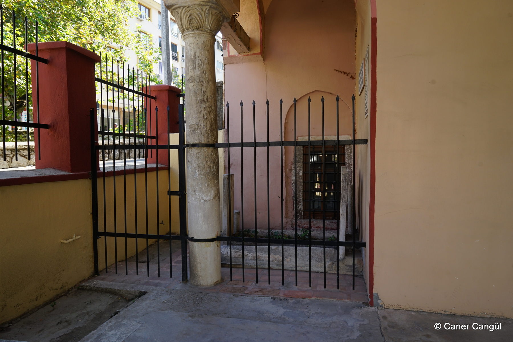 Manisa İvaz Paşa Kabri