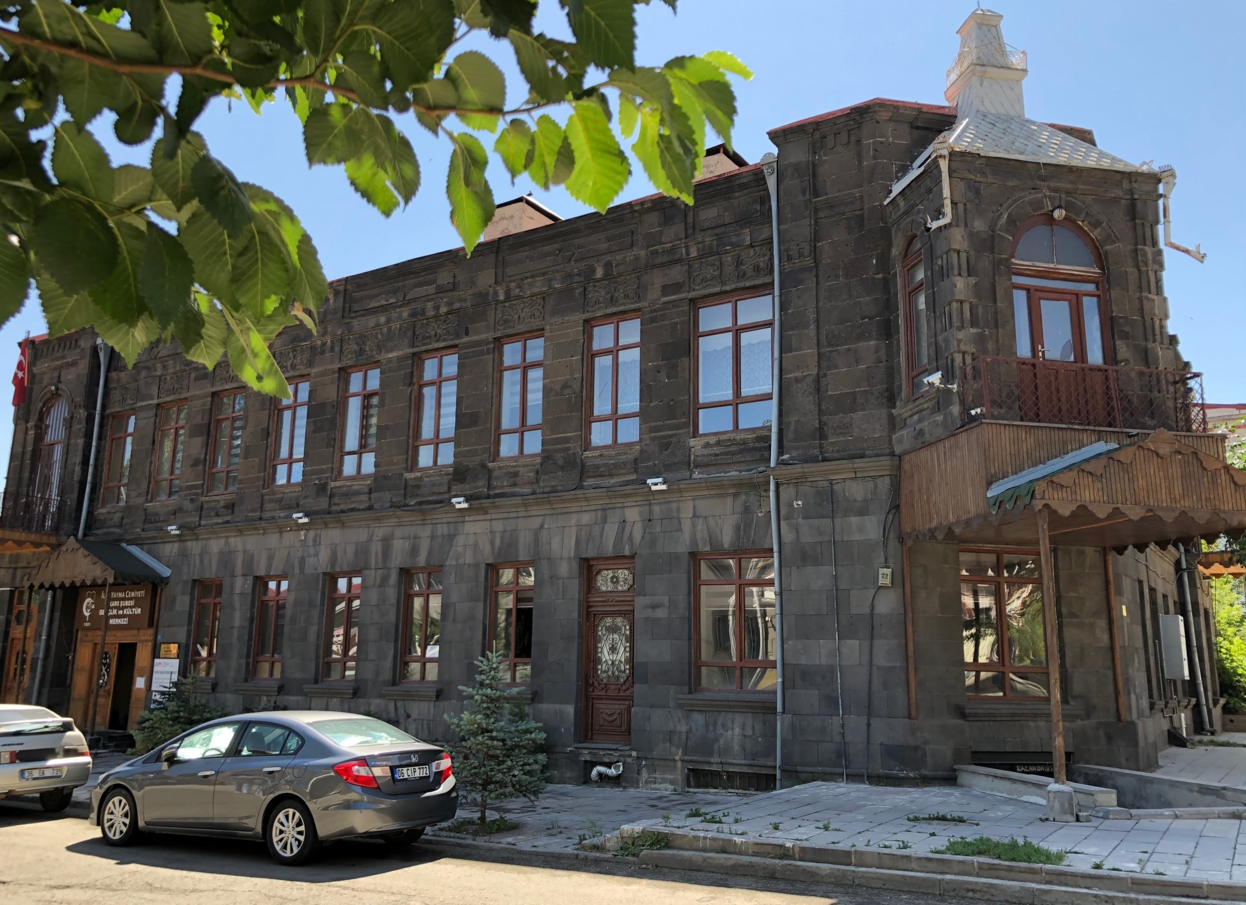 Kafkas Üniversitesi Eski Konservatuar Binası