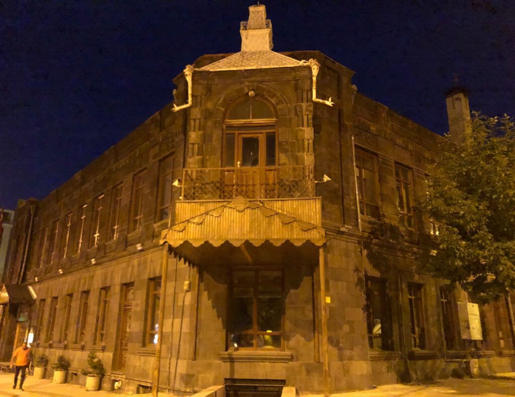 Kafkas Üniversitesi Eski Konservatuar Binası