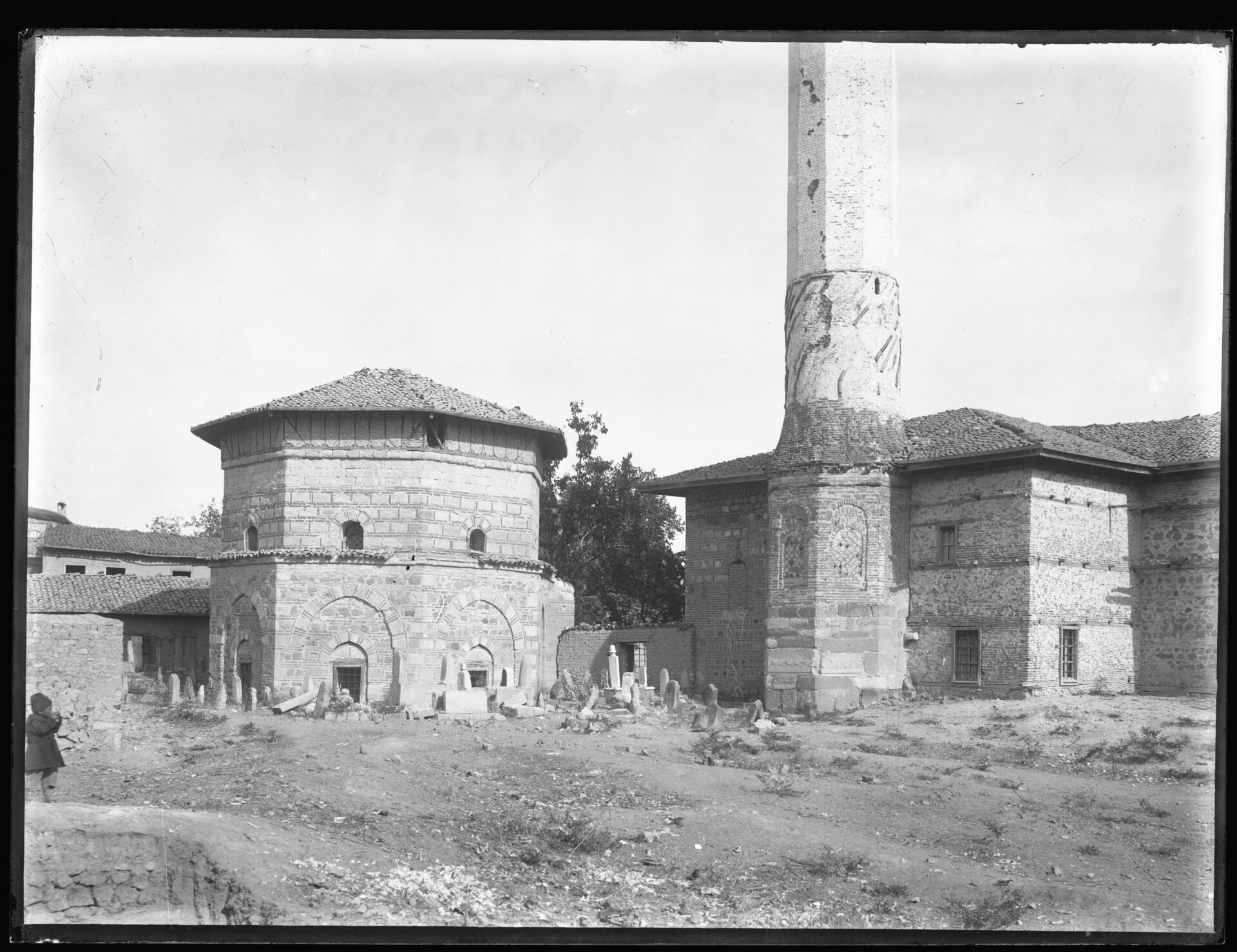 Karacabey Camii ve Türbesi ile önündeki mezarlar, n.d.
