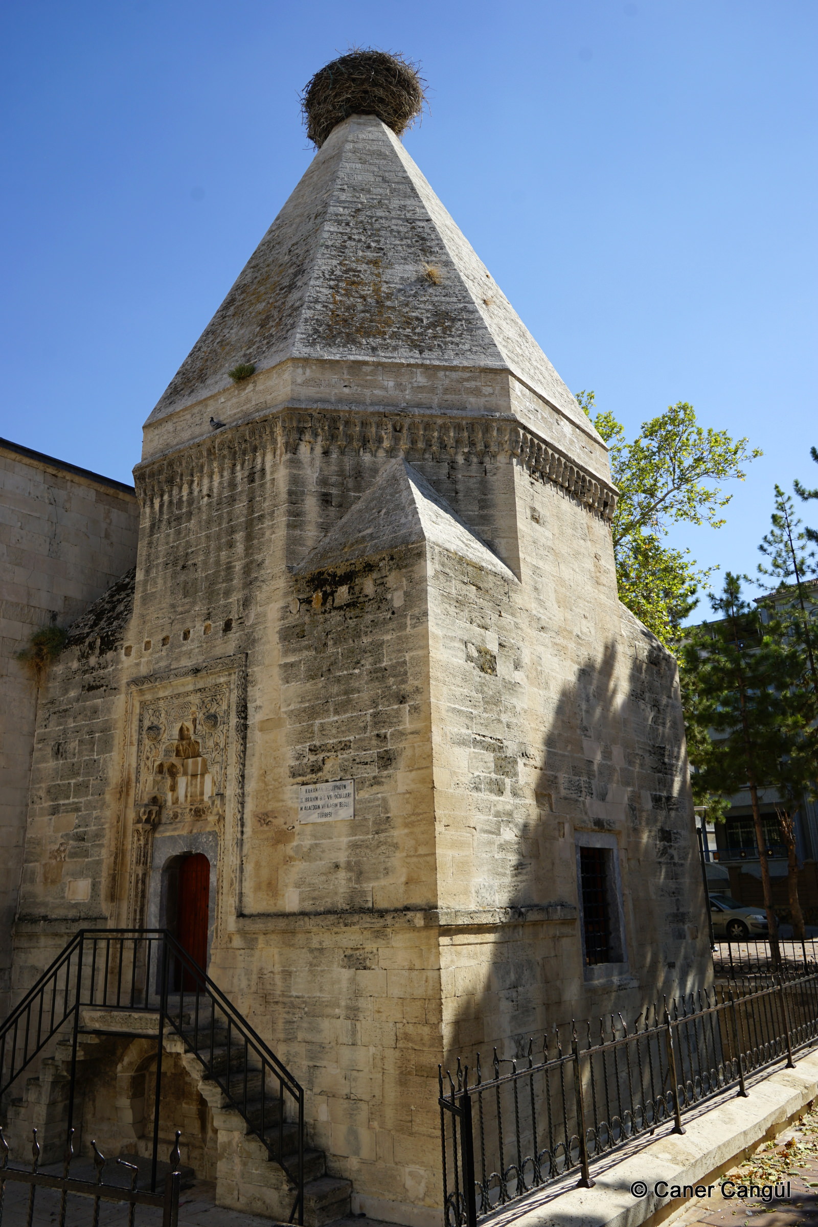 Karamanoğlu İbrahim Bey Türbesi