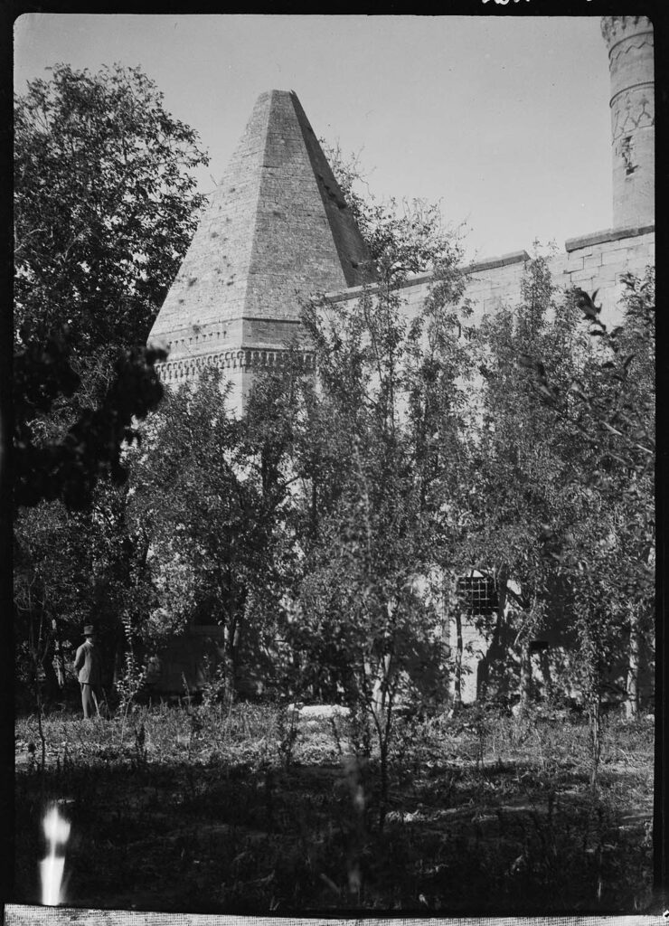 Karamanoğlu İbrahim Bey Türbesi