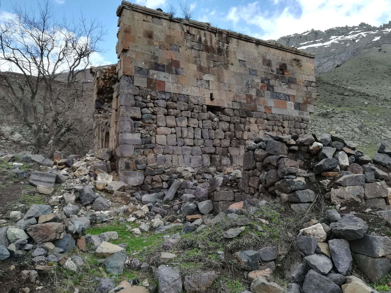 Kiğı Topraklı Köyü Manastırı