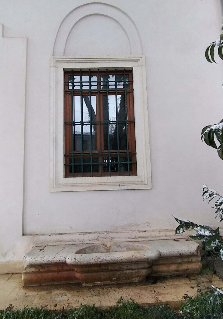 Kısıklı Camii Arka Duvarındaki Çeşme
