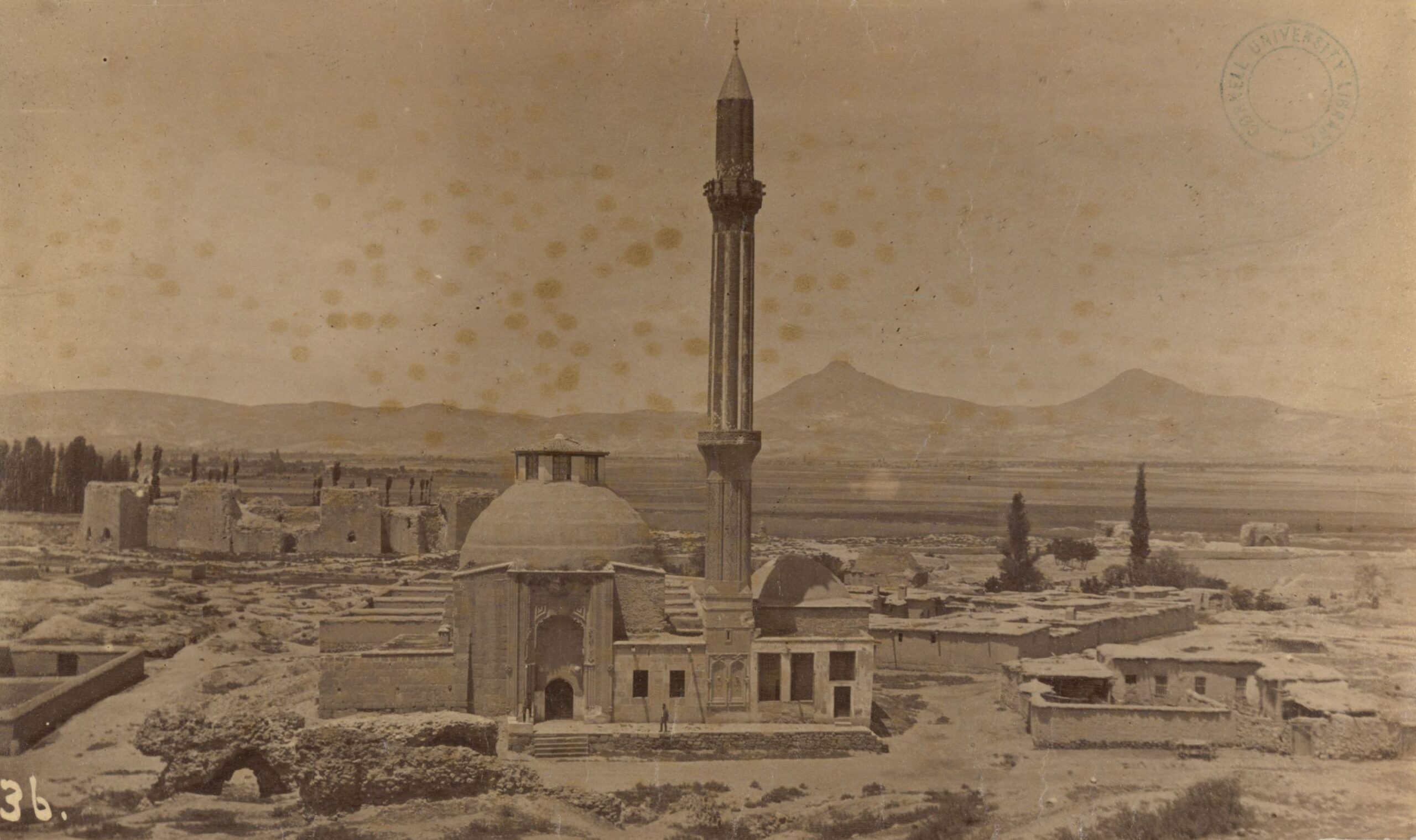 Sahip Ata Darülhadisi’nin sol arkasında Ahmedek