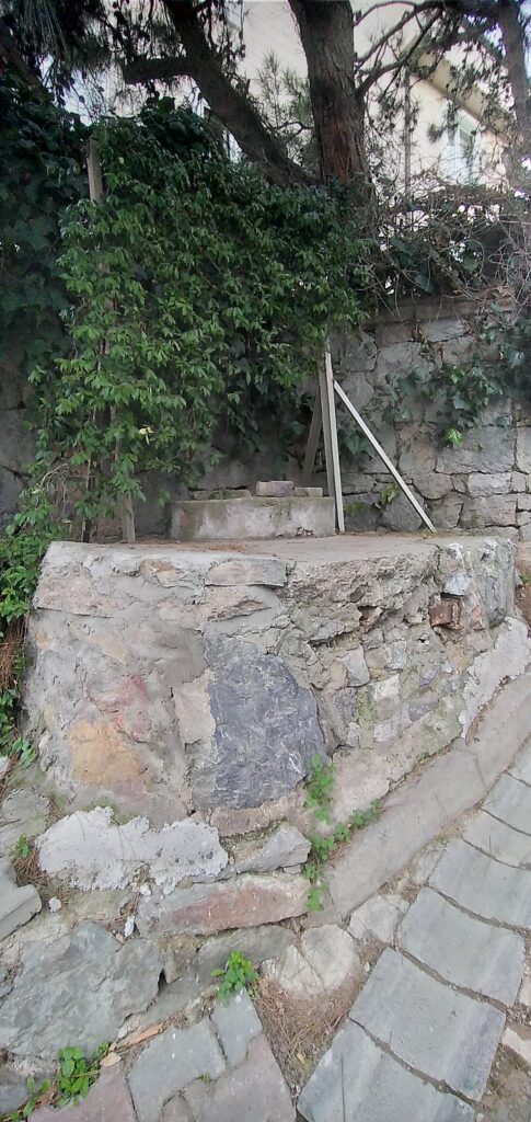 Kuyu, Burhaniye Bayırı Sokak