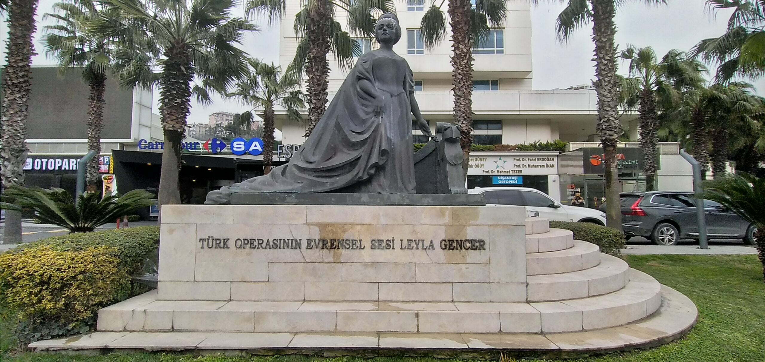 Leyla Gencer Heykeli